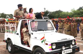 independence day news in hindi यहां कलेक्टर या मंत्री नहीं बल्कि इस बेटी ने तिरंगा फहराकर ली परेड की सलामी