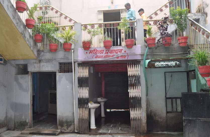 swachh survekshan and independence day story 10 सुविधाघरों में सैनेटरी पैड मशीन का दावा, निगम के खुद के ही दफ्तर में नहीं लगा पाए