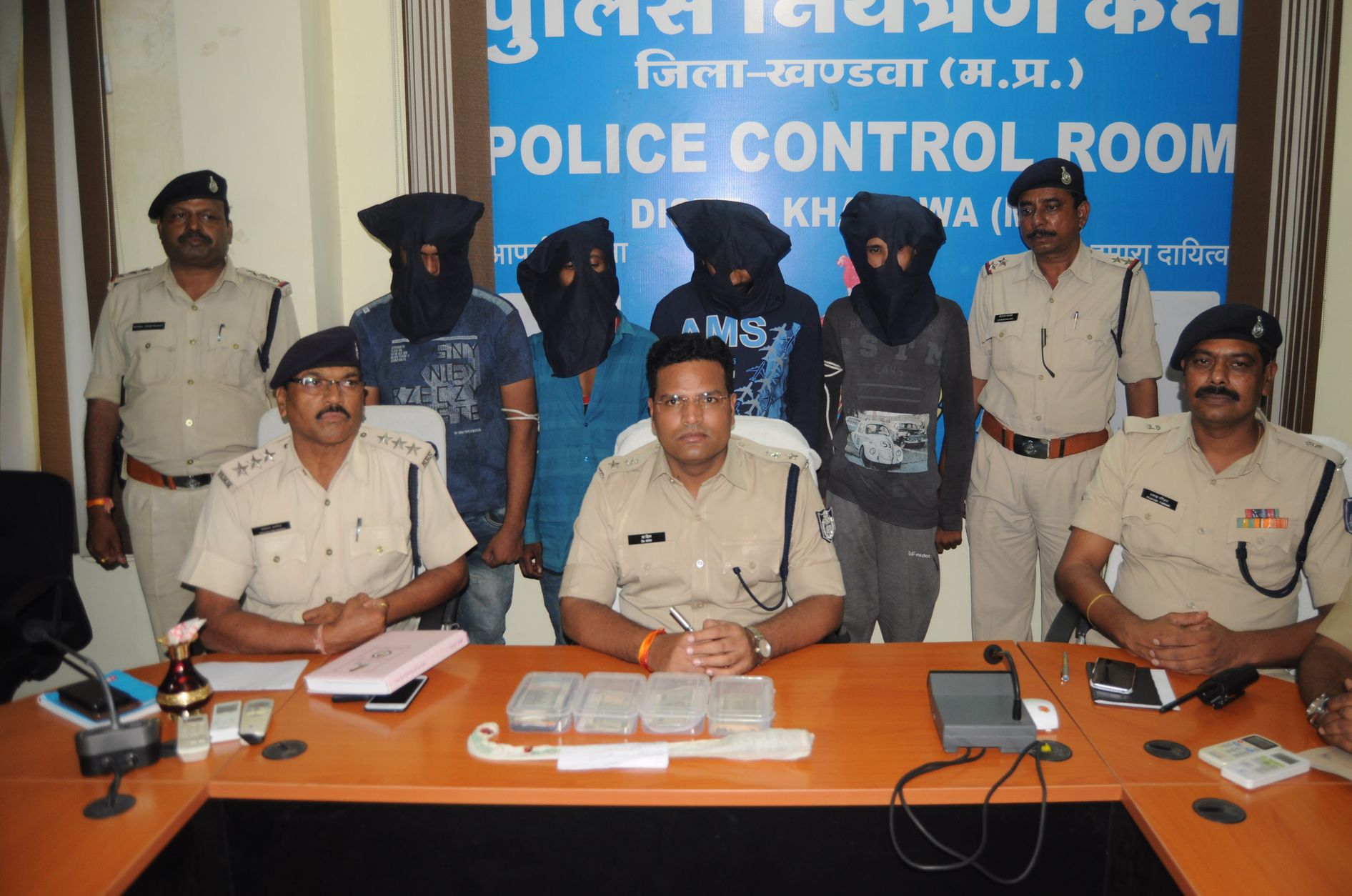 Police arrested five robbers who looted traders in khandwa ऐसे शातिर लुटेरों से सावधान, व्यापारियों की रैकी कर आंखों में मिर्ची झोंक करते थे लाखों की लूट