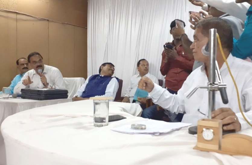 nagar nigam budget 2019-20 अध्यक्ष ने कहा- मेरी नहीं सुन रहे, पार्षदों की क्या बिसात, 50 मिनट में स्थगित हुआ दस महीने बाद हो रहा सम्मेलन