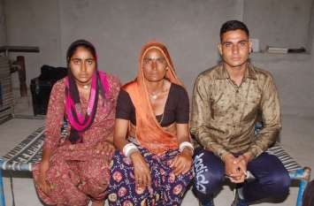 kishangarh sisters tie rakhi to brother, who sacrifices for country बीस साल से शहीद भाई की प्रतिमा पर राखी सूत्र बांधती है बहने