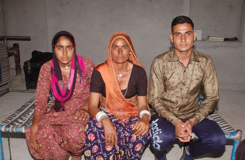 kishangarh sisters tie rakhi to brother, who sacrifices for country बीस साल से शहीद भाई की प्रतिमा पर राखी सूत्र बांधती है बहने