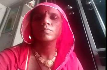 Siister ties Rakhi on the statue of martyr brother on Raksha Bandhan रक्षा बंधन पर शहीद भाई की प्रतिमा पर राखी बांधती है बहन लादूकंवर