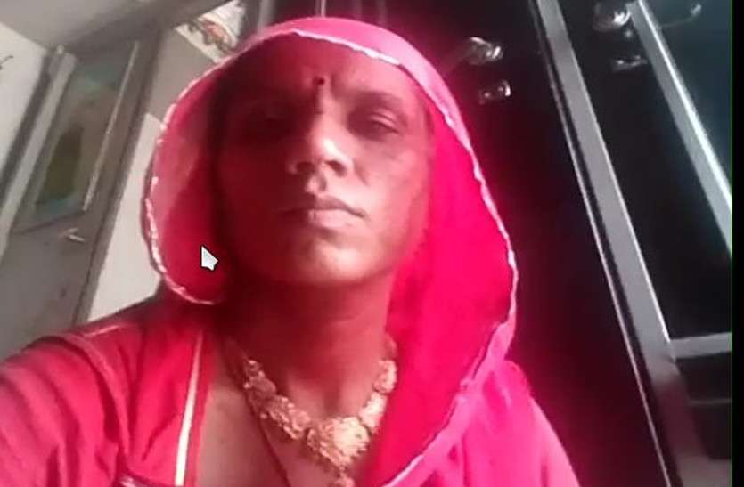 Siister ties Rakhi on the statue of martyr brother on Raksha Bandhan रक्षा बंधन पर शहीद भाई की प्रतिमा पर राखी बांधती है बहन लादूकंवर