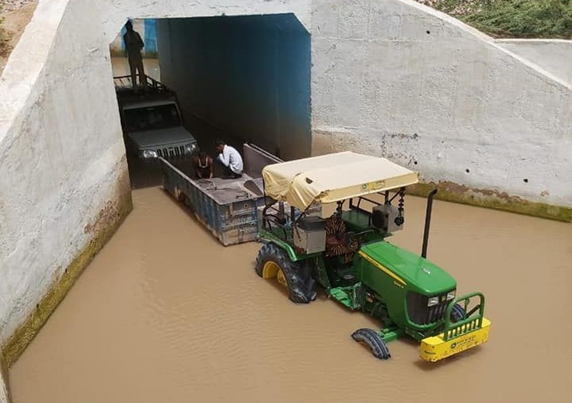 bikaner news: Vehicles getting stuck in railway underbridge रेलवे अण्डरब्रिज में पानी भरने से फंस रहे वाहन