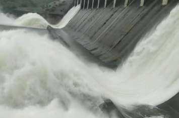 Mahi Dam Rajasthan : Mahi dam gates opened in banswara Mahi Dam Banswara : माही बांध से छलकी अथाह जलराशि, गेट खुलने का खूबसूरत नजारा देखने पहुंचे लोग, देखें वीडियो...