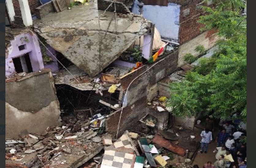 house collapsed जयपुर में राहत के साथ आफत लाई तेज बारिश, अचानक ढह गया मकान, मलबे में दबे कई लोग