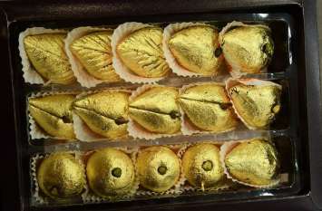 surat news-Now say that people are eating 9000 rupees of sweetmeats ev surat news-अब बोलो मंदी में भी 9000 रुपए किलों की मिठाई खा रहे हैं लोग......