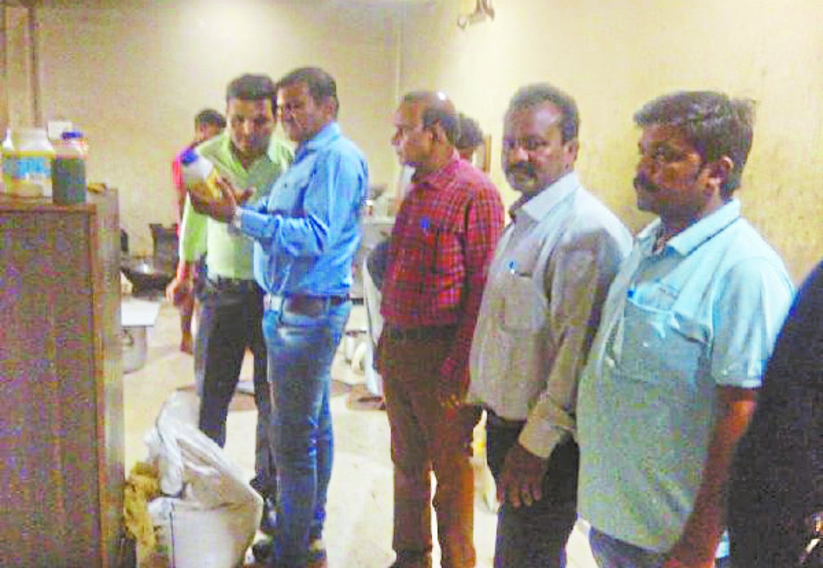 Case filed against two institutions गंदगी के बीच बन रहीं थीं मिठाइयां, दो संस्थानों पर मामला दर्ज