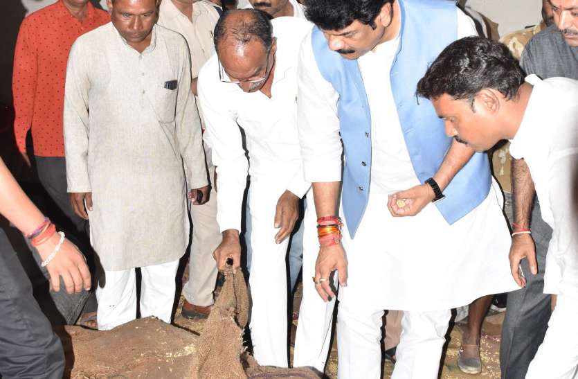 patrika बीजेपी के विधायक बोले मानसून पर्यटन पर आए थे मंत्रीजी