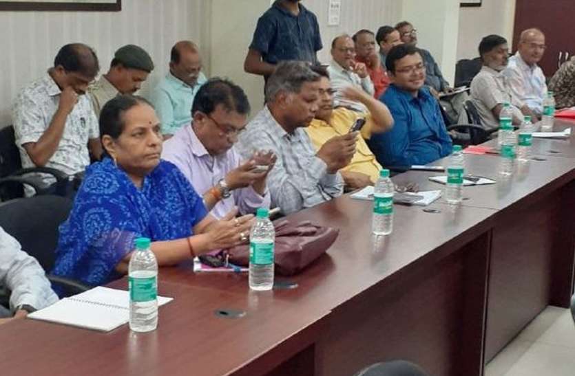 patrika 6 महीना में कमलनाथ ने तीन कलेक्टर बदली दया पर म्हारा आवेदन को कई नी व्यो