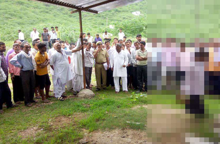 Dead Body Found Hanging Under Tin Shade : कोटड़ी लुहारवास में खुटीकफ बालाजी के रास्ते में लगे टीनशेड के पाइप से रस्सी के सहारे एक युवक का संदिग्ध अवस्था में शव लटका मिला। युवक के हाथ-पैर बंधे हुए व घुटने आधे मुड़े थे, टीनशेड के नीचे इस हाल में मिला युवक