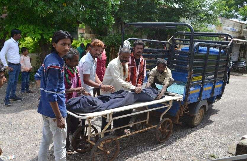patrika रात से लापता बच्चों का पानी से भरे गड्ढ़े में मिला शव