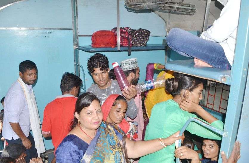 patrika त्यौहारी सीजन में बसों और ट्रेनों में भीड़