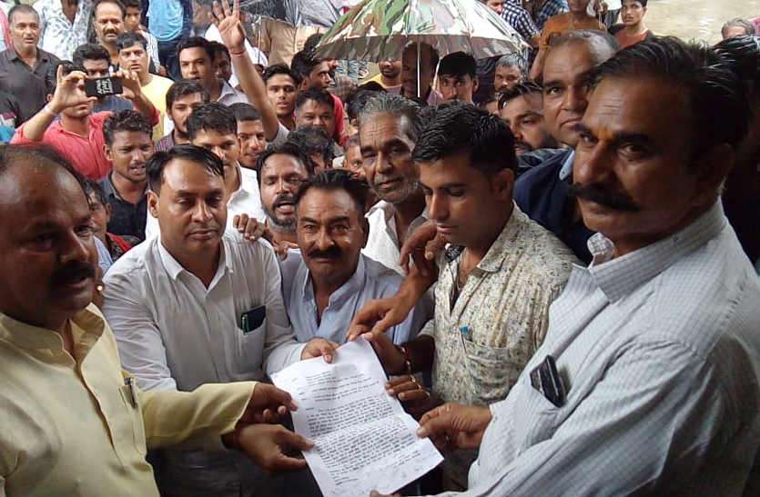 Sarpanch suspension case in bhilwara सरपंच के निलंबन का मामला: कोटड़ी में भाजपा का प्रदर्शन, बंद बेअसर