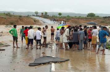 6 Inch Rain in Pratapgarh, Rajasthan, Heavy Rain Alert in Rajasthan मौसम विभाग की चेतावनी के बाद यहां मूसलाधार, उफने नदी नाले, घरों में घुसा पानी, फिर से भारी बारिश का अलर्ट