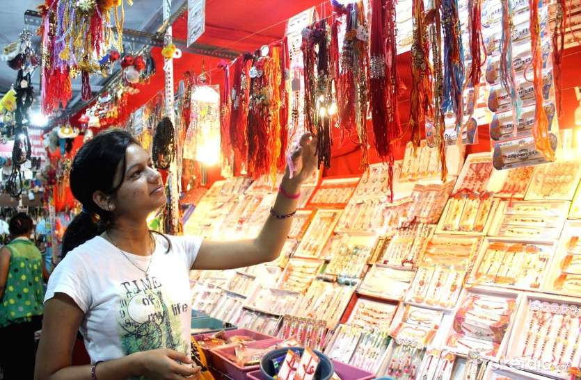 raksha bandhan बहनों को खूब लुभा रही हैं मोदी की तस्वीरों वाली राखियां, रक्षाबंधन और स्वतंत्रता दिवस को लेकर बाजार में बढ़ी चहल-पहल