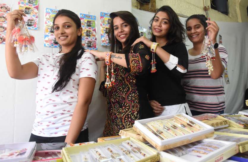 designer rakhies in jodhpur रक्षाबंधन को बाधक नहीं बनेंगी भद्रा, स्वतंत्रा दिवस पर त्यौहार होने पर पसंद की जा रही तिरंगा राखियां