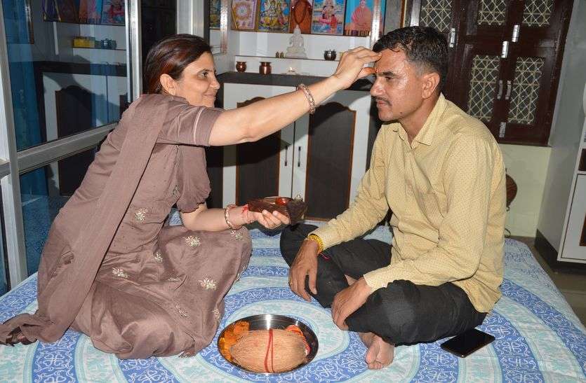 Raksha Bandhan Special Story : सीकर निवासी एक बहन ने शादी के बाद गृहस्थी के साथ अपने इकलौते भाई को जीवनदान देकर इस रिश्ते की मिसाल पेश की है।