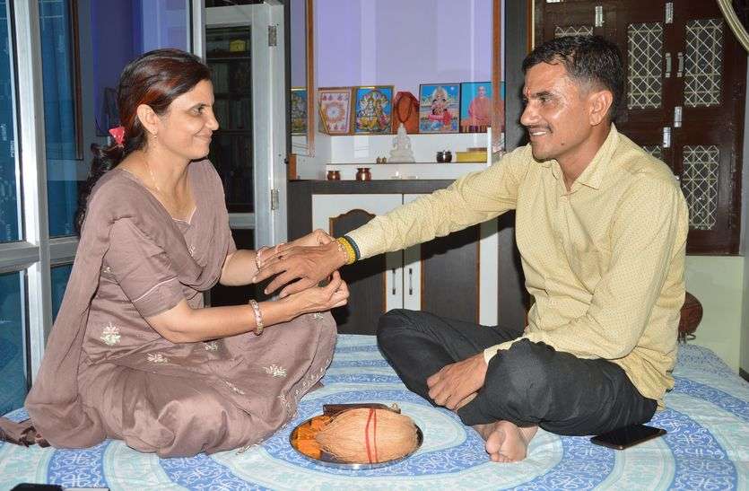 Raksha Bandhan Special Story : सीकर निवासी एक बहन ने शादी के बाद गृहस्थी के साथ अपने इकलौते भाई को जीवनदान देकर इस रिश्ते की मिसाल पेश की है। खुद मौत के मुंह में जाकर भाई के लिए चुरा लाई जिंदगी, नामुमकिन को बहन ने यूं कर दिखाया मुमकिन