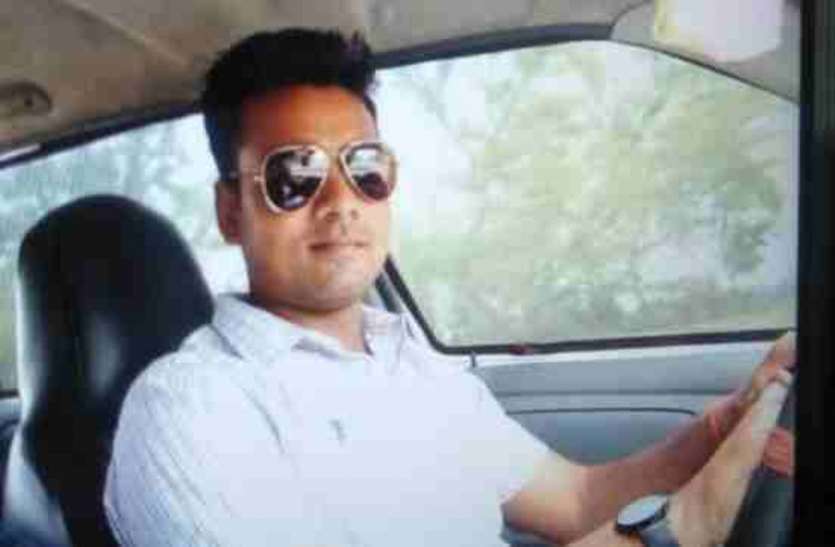 up police constable shot dead UP पुलिस के जवान की सरेआम गोली मारकर हत्या के बाद मची भगदड़, सूचना मिलते माैके पर पहुंची फोर्स