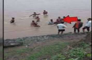 pervan river, resque, two person resque safe, monsoon टापू पर बैठे थे, अचानक मौत का घेरा डाल दिया नदी के पानी ने , फिर कैसे बचा पाए दो जने अपनी जान ...