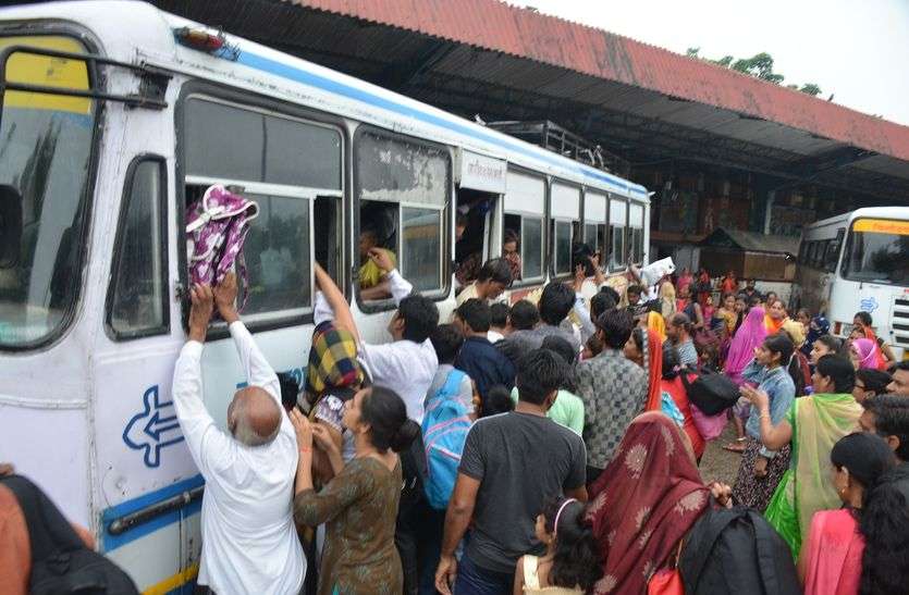 chittorgarh news Roadways bus बसों में खड़े रहने के लिए भी मुश्किल हुई जगह