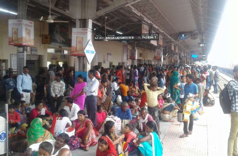 Crowd of passengers on Rakshabandhan, 150 waiting in Revanchal रक्षाबंधन पर सफर नहीं रहा आसान, रेवांचल एक्सप्रेस में 150 वेटिंग
