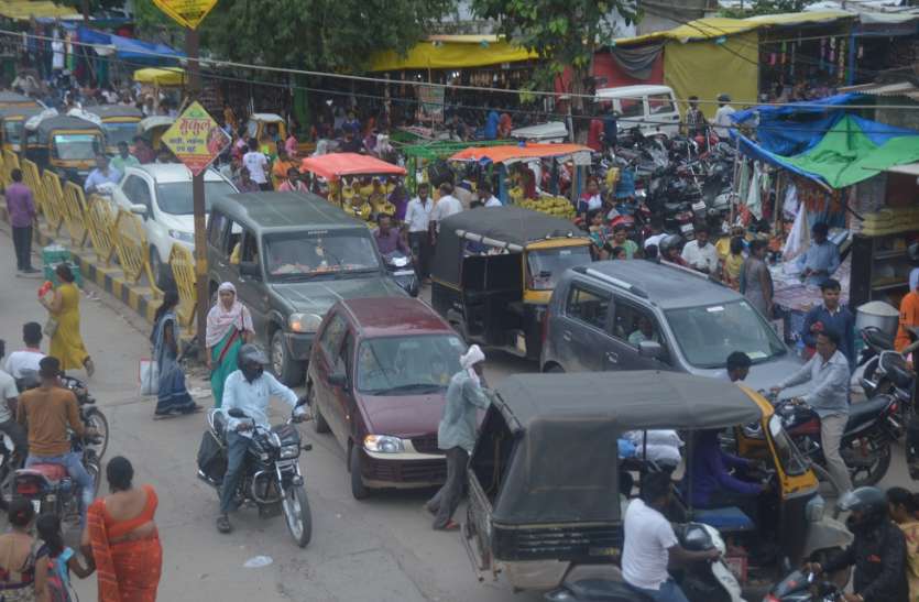 patrika त्योहार के चलते भीड़ बढ़ी, जाम से जूझते रहे वाहन चालक