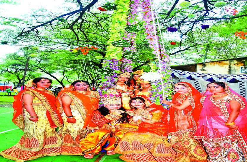 shravan jhule सावन मेला: पेड़ों पर डाले झूले व लगाई मेहंदी, सावन गीतों पर झूमे कलेक्टर-विधायक