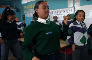 Teacher made unique dance with children in class room video goes viral क्लास रूम में टीचर ने बच्चों से कराया ये अनोखा डांस, वायरल हो रहा है वीडियो