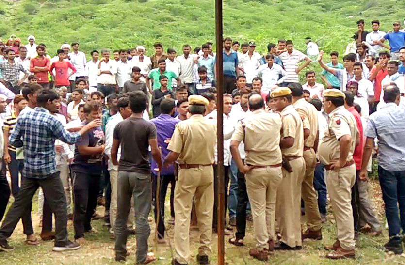 Dead Body Found Hanging Under Tin Shade : कोटड़ी लुहारवास में खुटीकफ बालाजी के रास्ते में लगे टीनशेड के पाइप से रस्सी के सहारे एक युवक का संदिग्ध अवस्था में शव लटका मिला।