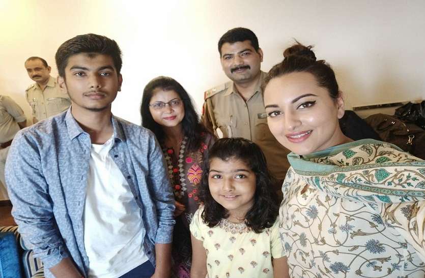 moradabad धोखाधड़ी केस में बयान दर्ज कराने मुरादाबाद पहुंची थीं सोनाक्षी सिन्हा, जांच अधिकारी ने खिंचवाई फैमिली फोटो