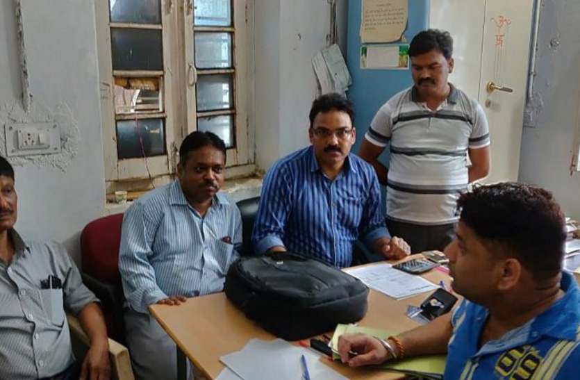 Lokayukta police, action, accountant, bribery, corruption, hospital, shivpuri, shivpuri news, , shivpuri news in mp लेखापाल को 600 रुपए की रिश्वत लेते पकड़ा