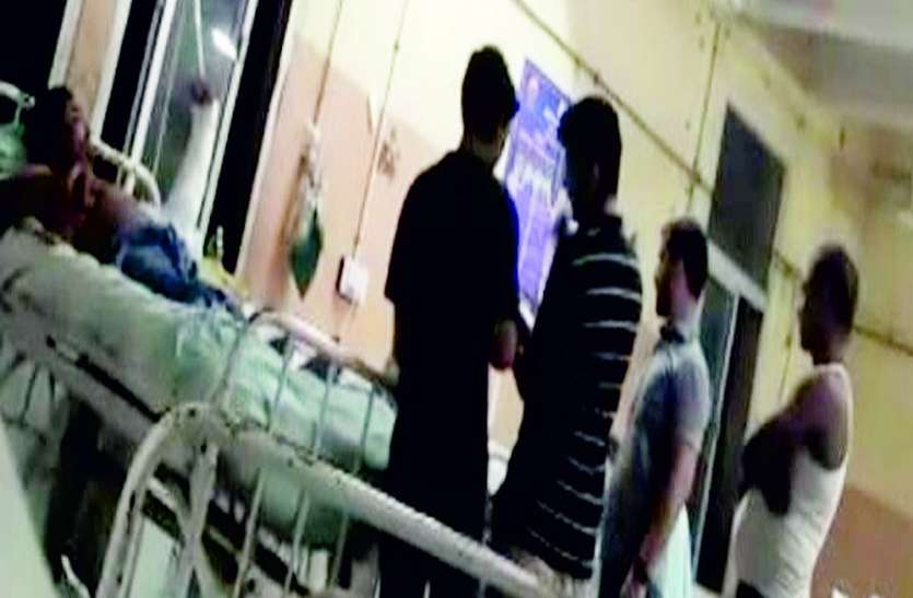 surat photo वार्ड में मरीज को थपड़ मारने वाले रेजिडेंट को डीन ने सुनाई सजा