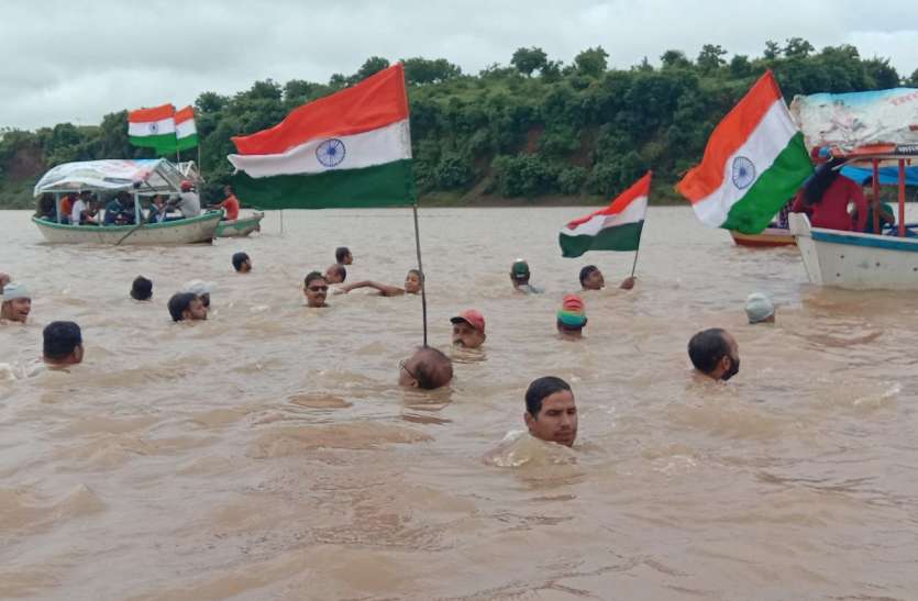 ladies jumped in narmada river नर्मदा की कोख में यह है बड़ी खासियत