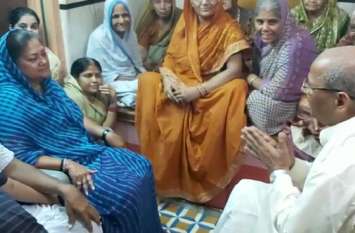 Former Cm Vasundhara Raje reached Bikaner आरएसएस के क्षेत्रीय प्रचारक के निवास पर पहुंची राजे, जताया शोक