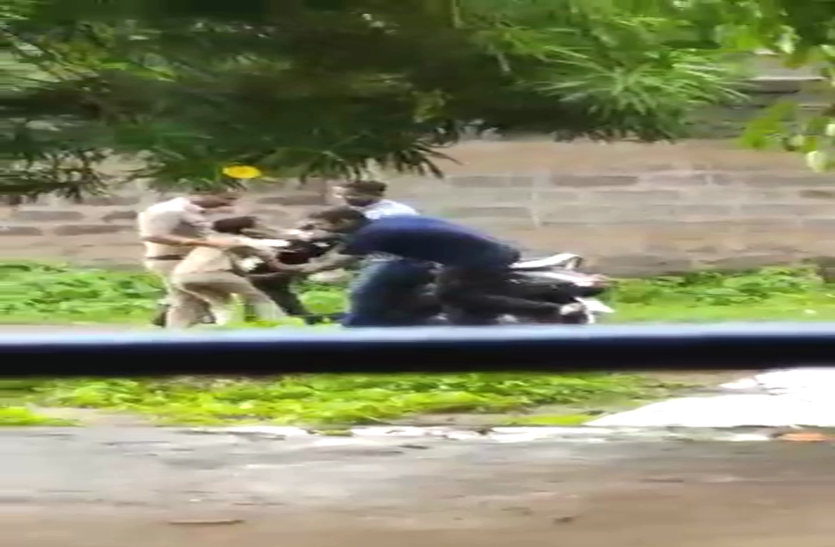 Crime in Chhattisgarh VIDEO: स्वतंत्रता दिवस से पहले सामने आई खाकी की गुंडागर्दी यह वीडियो देख कर सहम जाएंगे