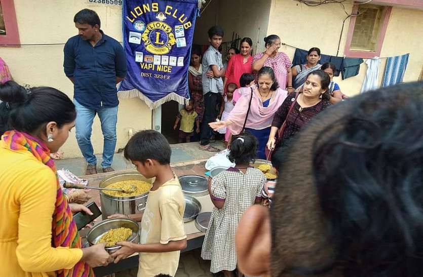 patrika लायंस क्लब ने गरीबों को कराया भोजन
