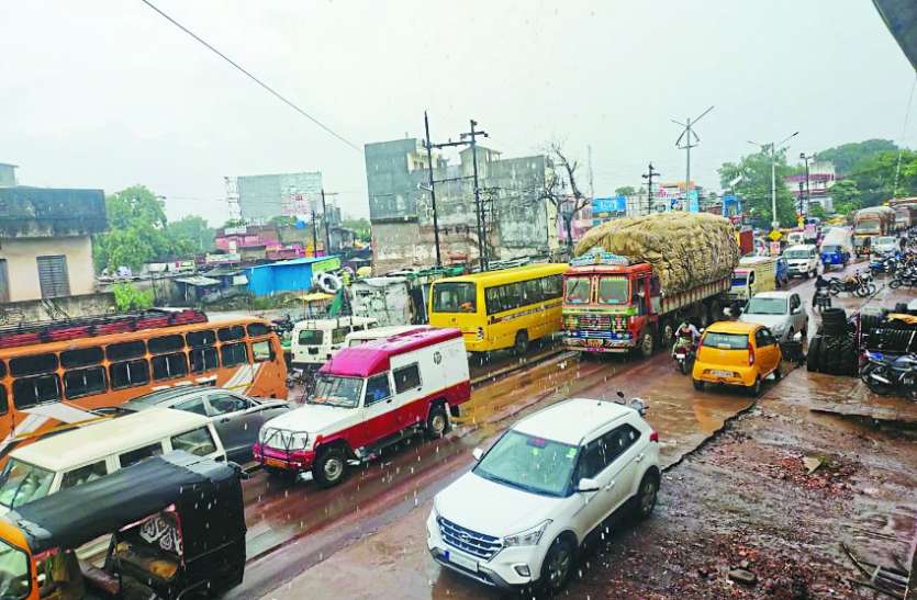 Rotary park was broken on the pretext of smooth traffic, vehicles stopped at two hours jam सुगम यातायात के बहाने तोड़ा था रोटरी पार्क, वहीं दो घंटे जाम से थम गए वाहन