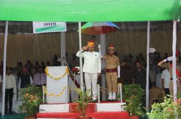 73rd Independence Day sirohi पत्रिका की लाइवें तस्वीरें...रिमझिम बारिश के बीच तिरंगे को सलामी, अरविन्द पैवेलियन में हुआ मुख्य समारोह
