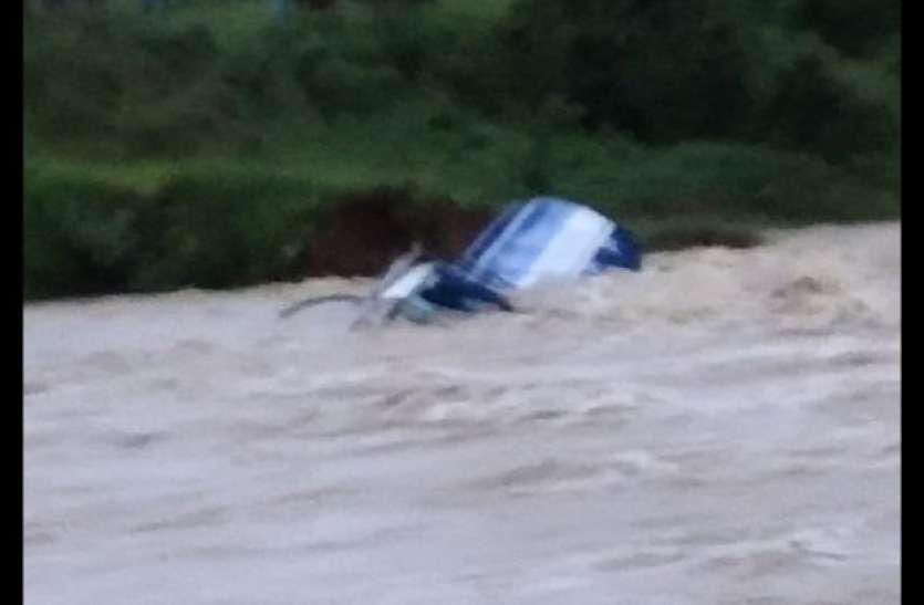 Kerosene tanker flown off bridge driver missing तेज बहाव में पुल से बहा केरोसीन टैंकर, चालक लापता
