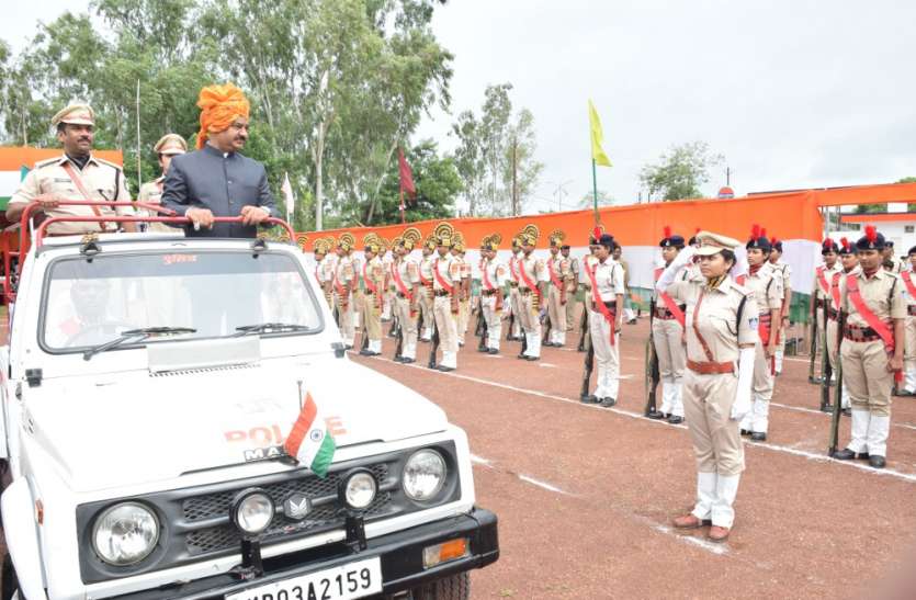 Satna Independence day: 15 august 2019 collector hoisted the tricolor हर्षोल्लास के साथ मनाया गया 73वां स्वतंत्रता दिवस, कलेक्टर ने तिरंगा फहराया कर ली परेड की सलामी