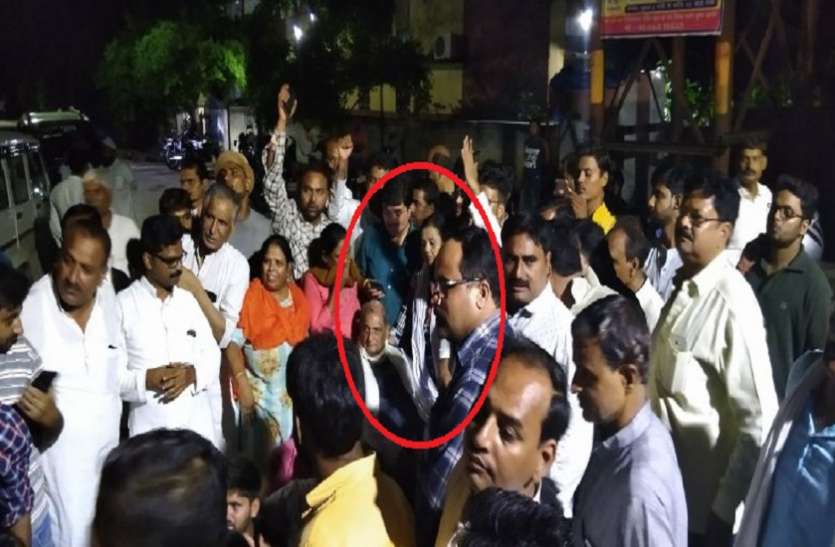 smajvadi parti सपा के इस सांसद ने दिखाया दम, आधी रात में योगी सरकार के खिलाफ खड़े कर दिये हजारों कार्यकर्ता