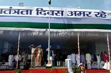 INDEPENDENCE DAY 2019 state home minister Tamradhwaj Sahu hoisted flag INDEPENDENCE DAY: पुलिस ग्राउंड में गृह मंत्री साहू ने ली मुख्य परेड की सलामी, देखें वीडियो !
