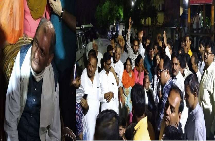 सांसद देर रात सपा सांसद रेवती रमण सिंह पोस्मार्टम हाउस पर धरने पर बैठे ,योगी सरकार के खिलाफ जमकर नारेबाजी