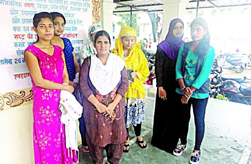 Chhindwara अजब-गजब या बुरी किस्मत: 25 छात्राएं एक ही विषय में तीसरी बार हुईं फेल