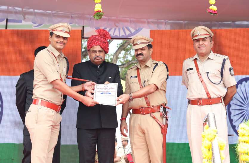 Honored program independence day उत्कृष्ट कार्य करने वाले अधिकारी और कर्मचारी सम्मानित