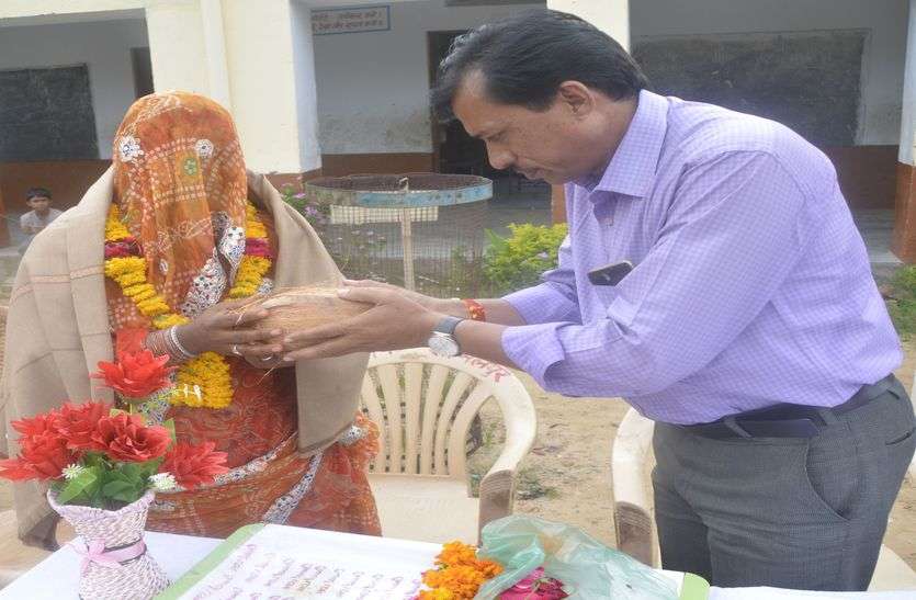 veerangana-naina-bano-honored शहीद देबीखान को किया नमन्, वीरांगना नैना बानो का सम्मान