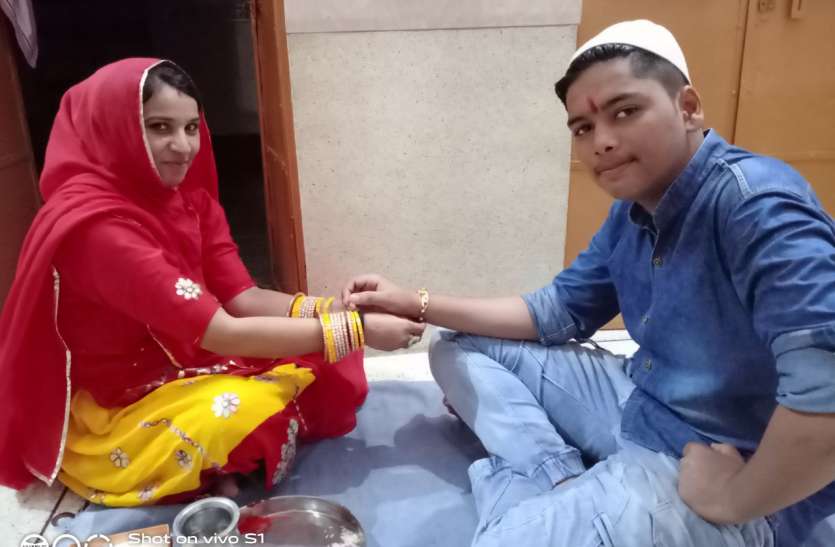 Rakhi Special - Kaushalya ties rakhi to Muslim brothers every year रक्षाबन्धन विशेष - हुमायूं और पदमावती सा रिश्ता, यहां नई इबारत लिखता है